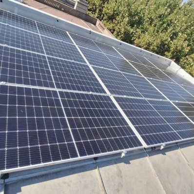 La incorporación de paneles solares en nuestras oficinas.